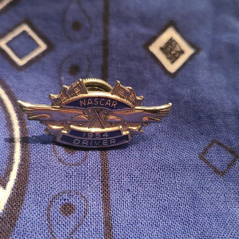 Collectable NASCAR 1954 Driver Pin - Picture 5 of 7